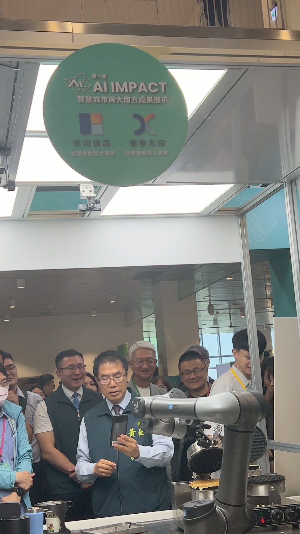 臺南市長親自體驗 AI 製鬆餅機械手臂