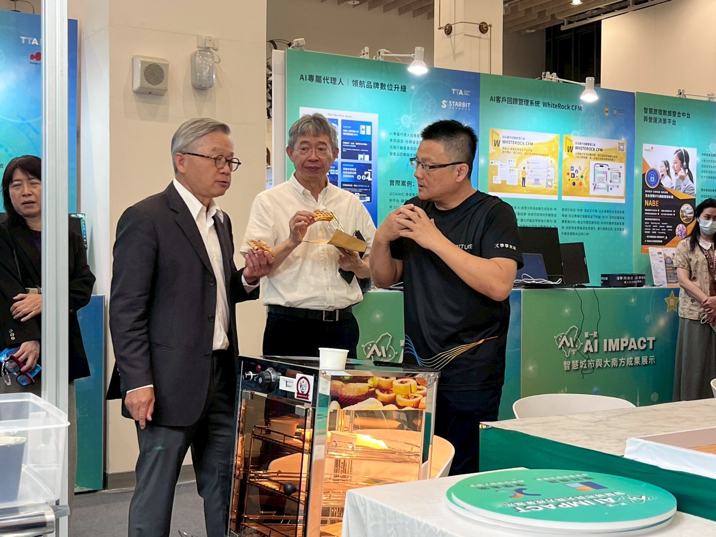貴賓品嚐 AI 製鬆餅