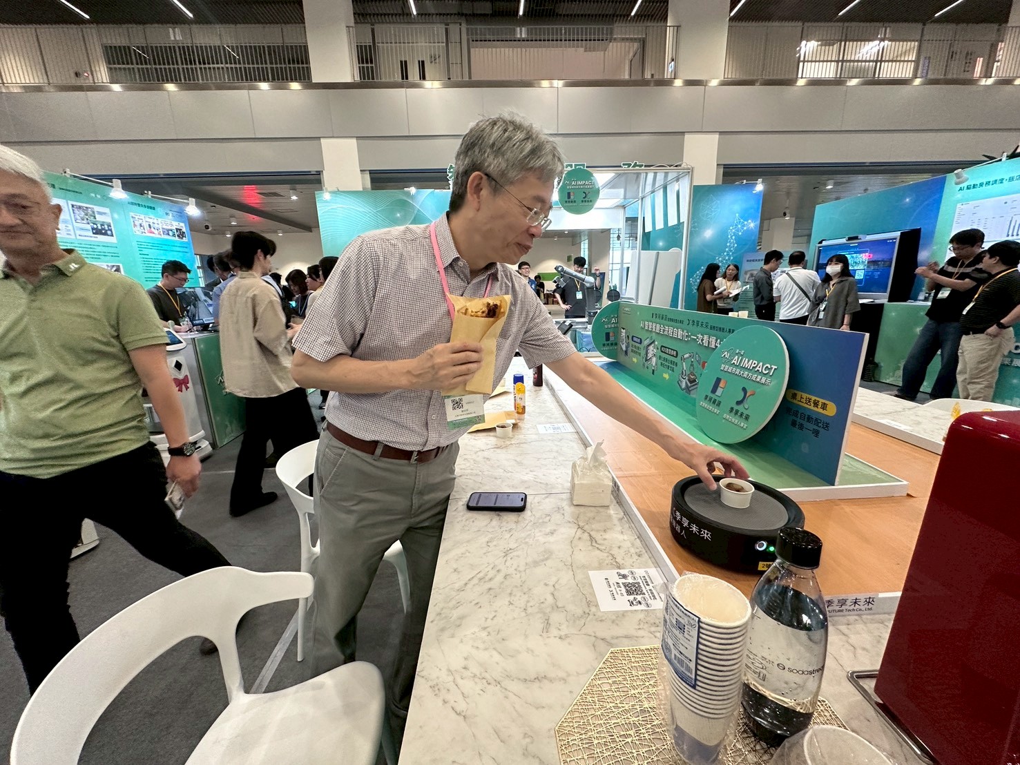 桌上型送餐機器人於展位現場